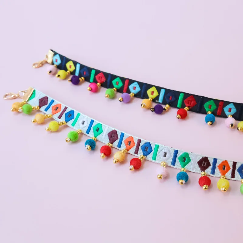 Variedad de colores del collar bohemio con pompones