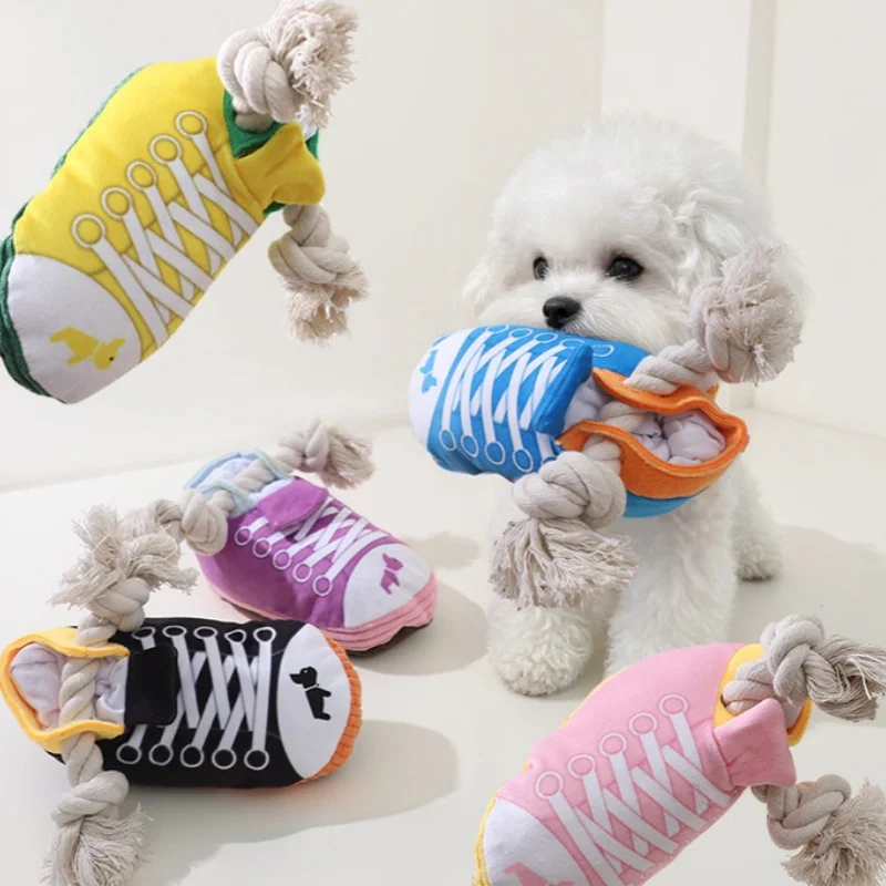 Zapatilla de juguete para perro en detalle frontal