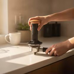 Prensa espresso de acero inoxidable con mango de madera