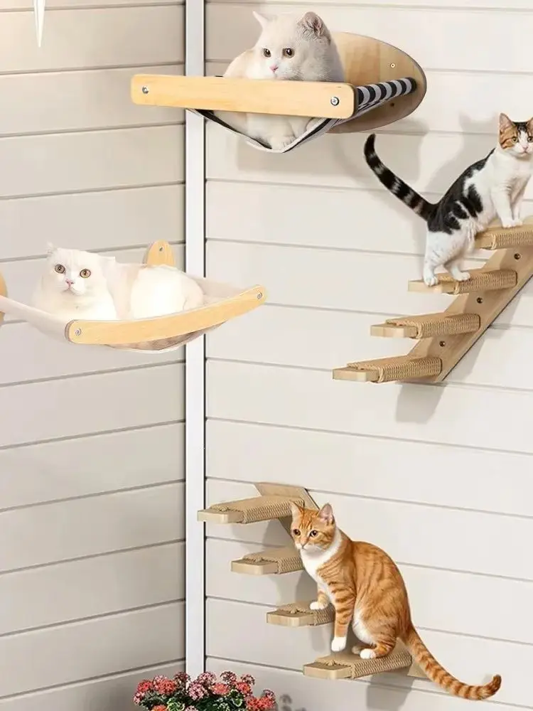 Hamaca lunar para gatos en estantería de pared