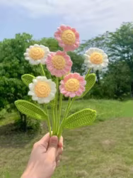 Decoración de otoño con margaritas tejidas a ganchillo y artificiales