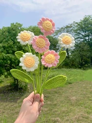 Decoración de otoño con margaritas tejidas a ganchillo y artificiales
