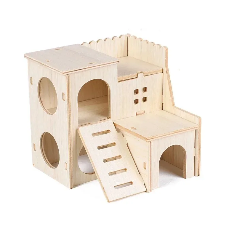 Casa de madera con techo y varias entradas