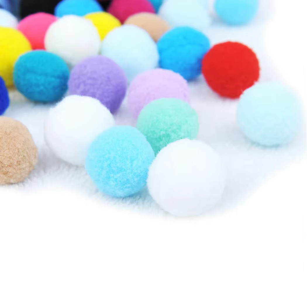 Mini pompones coloridos para gatos