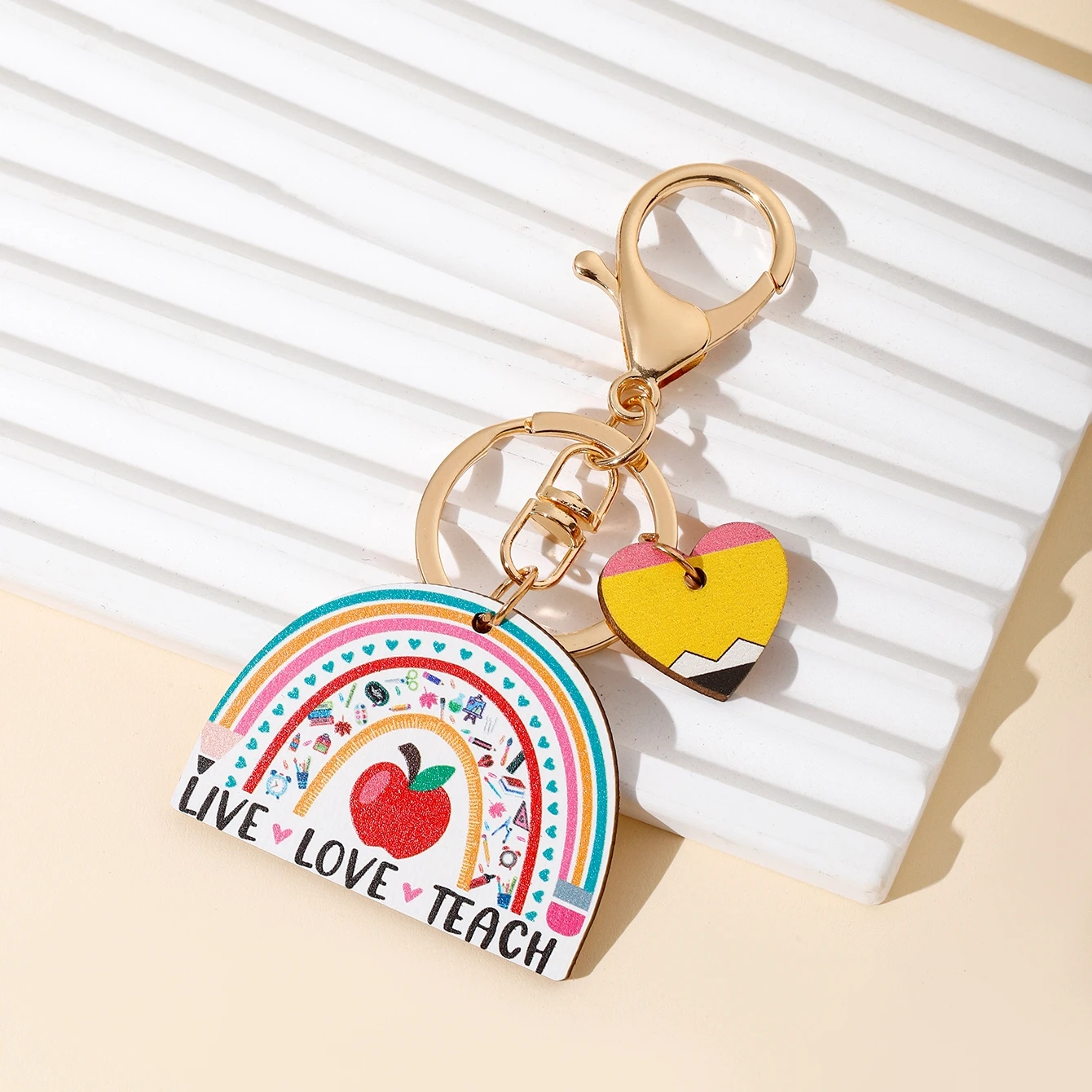 Detalle del diseño Love en llavero de madera