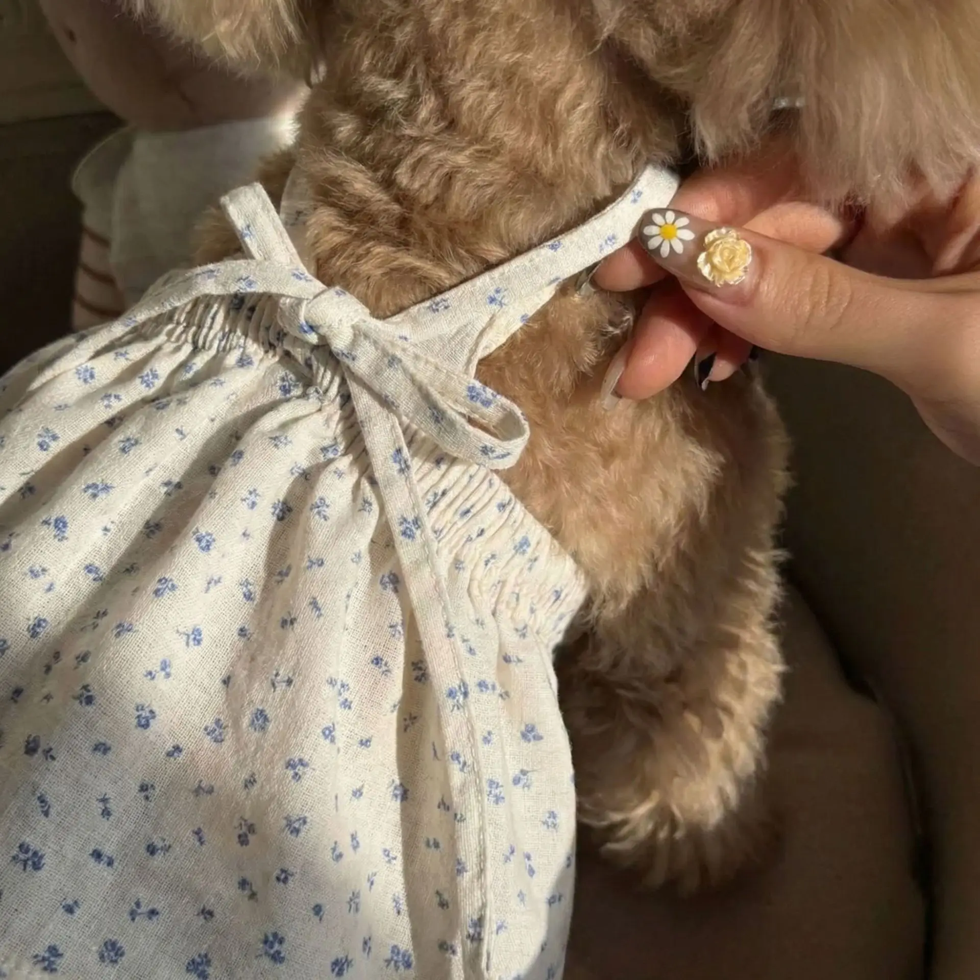 Vestido de verano para perros pequeños con falda floral y tirantes - imagen 5