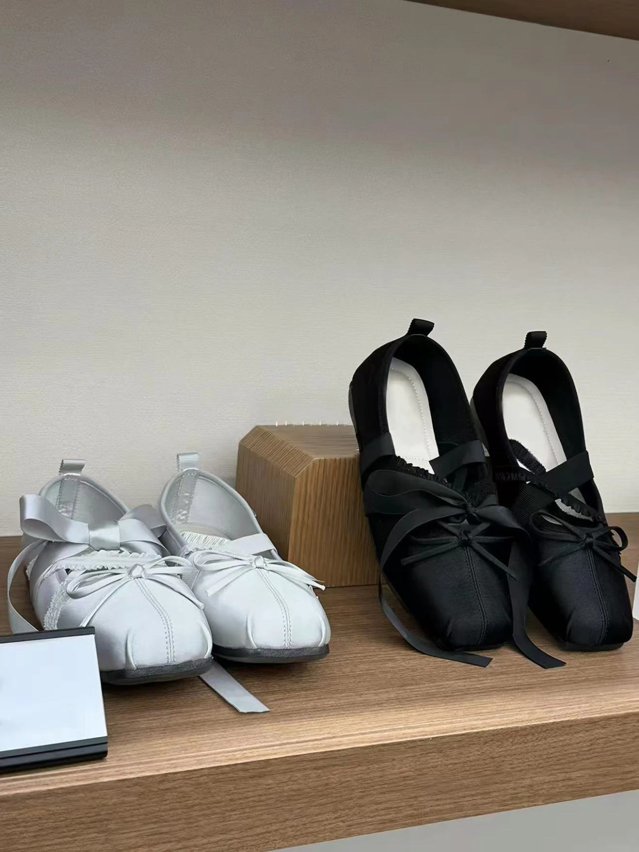 Detalle del lazo en bailarinas de punta cuadrada