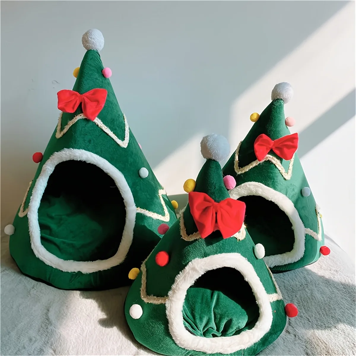 Casa para gatos con techo rojo en estilo navideño