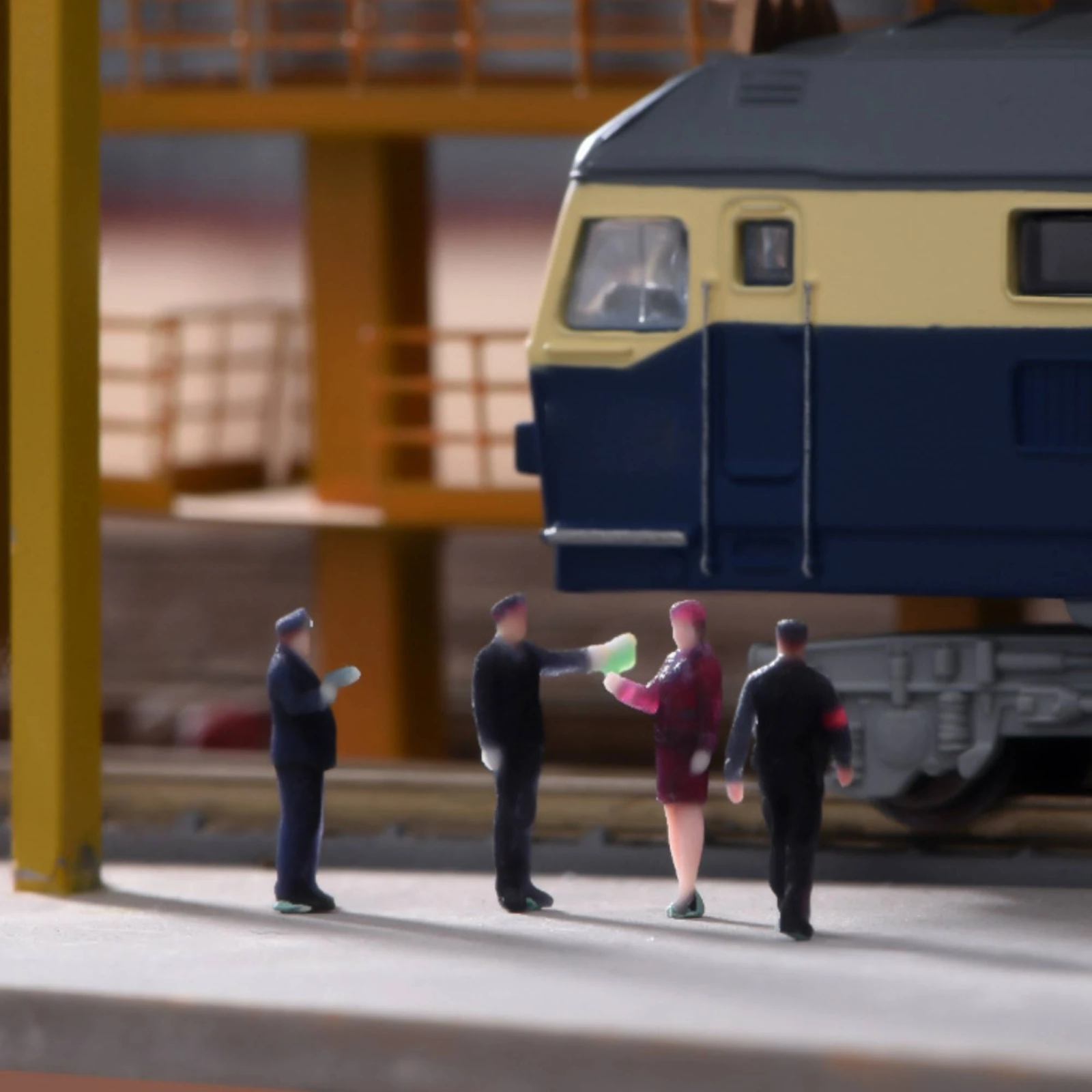 Set 4 Figuras Miniatura Estación de Tren – Trenes y Personal en Escala