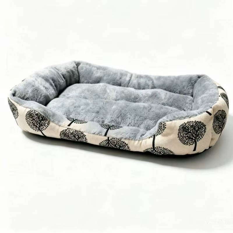 Cama puesta en un sofá como cojín adicional