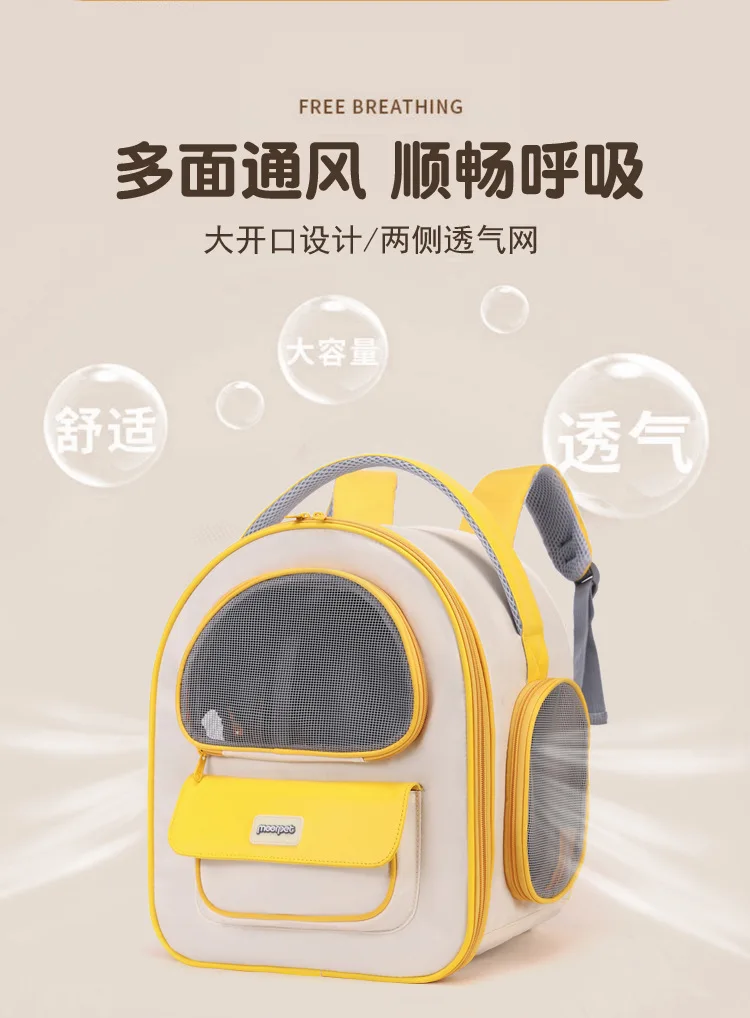 Mochila en uso durante una caminata al aire libre