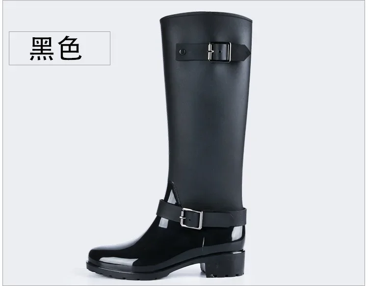 Botas Tulx en calle mojada