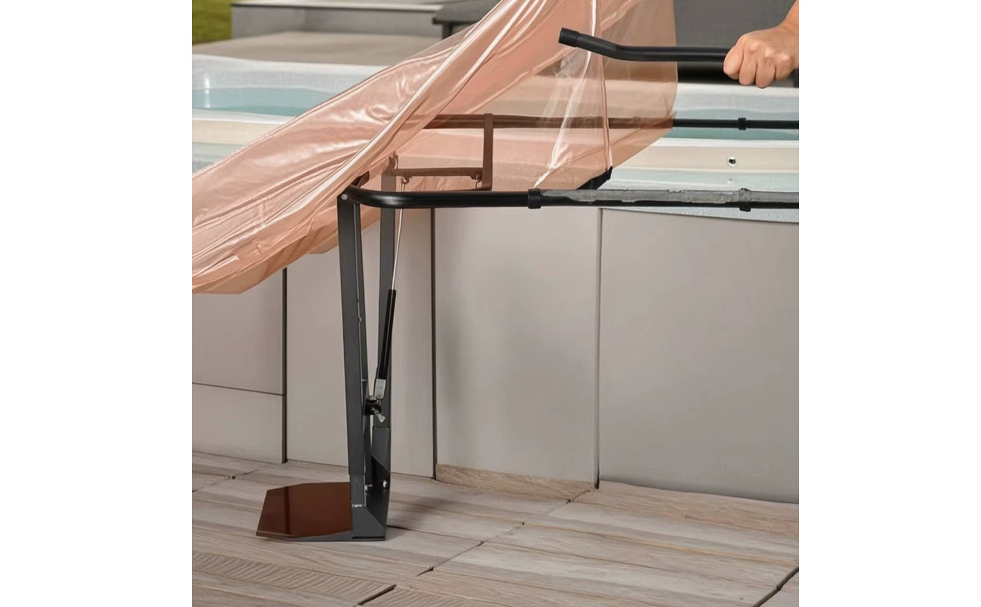 Elevador de Cubierta para Jacuzzi con Asistencia Hidráulica instalado en spa