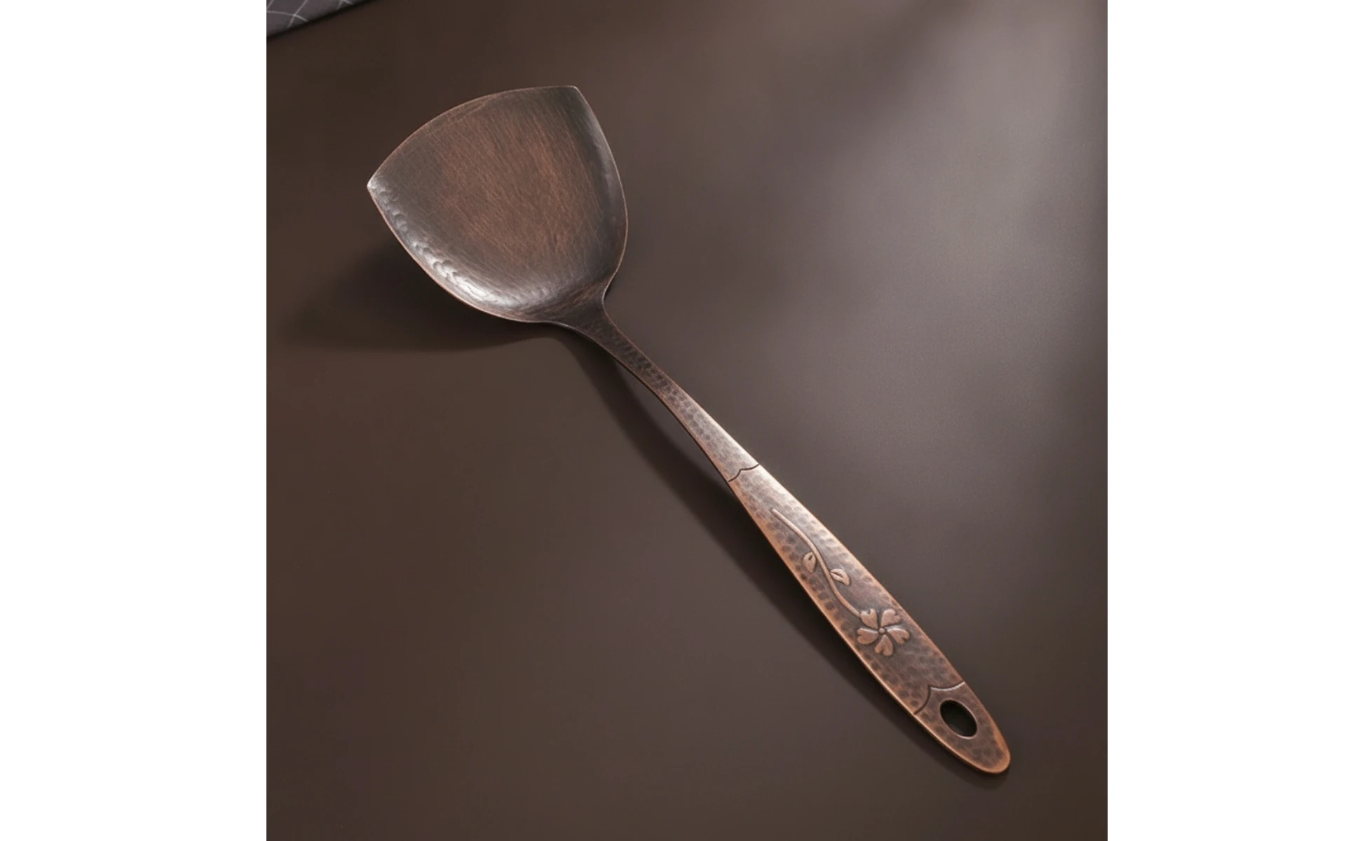 Cuchara de cobre martillado con mango largo
