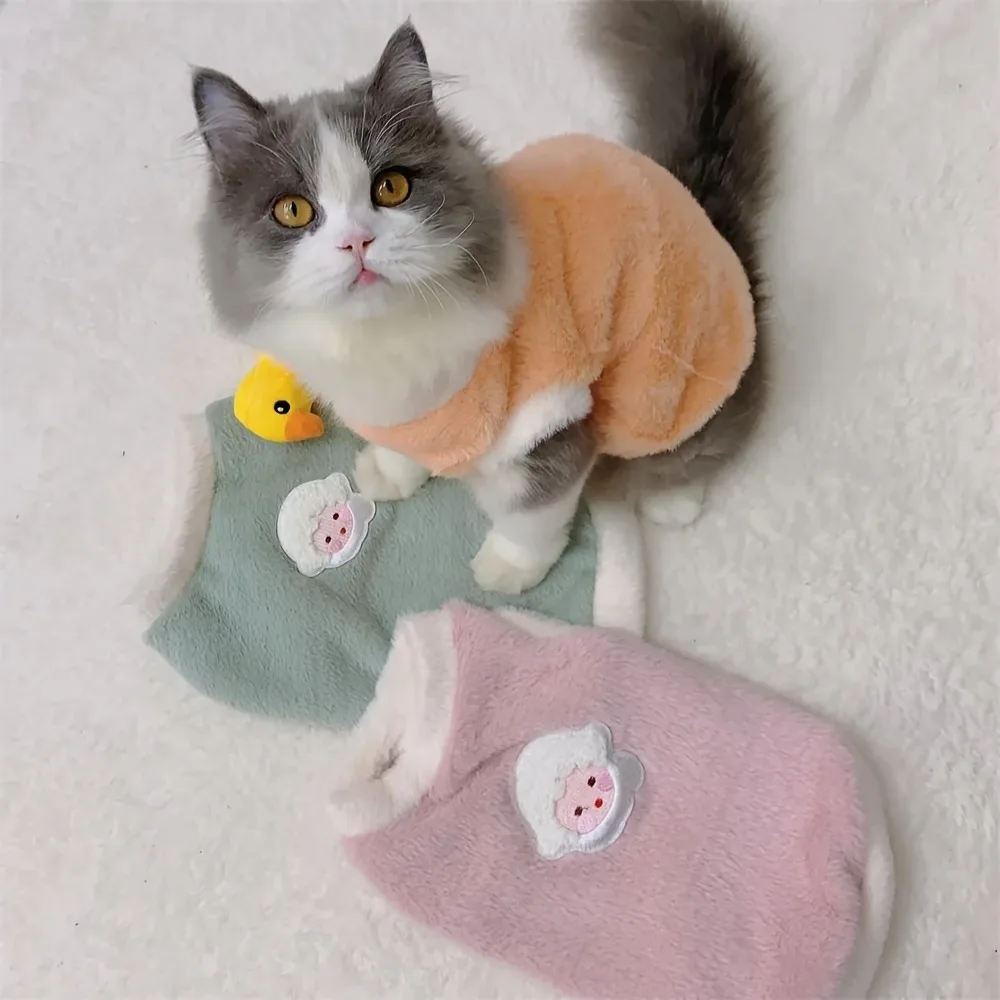 Modelo con ropa de felpa BeiYu Pet para gatos