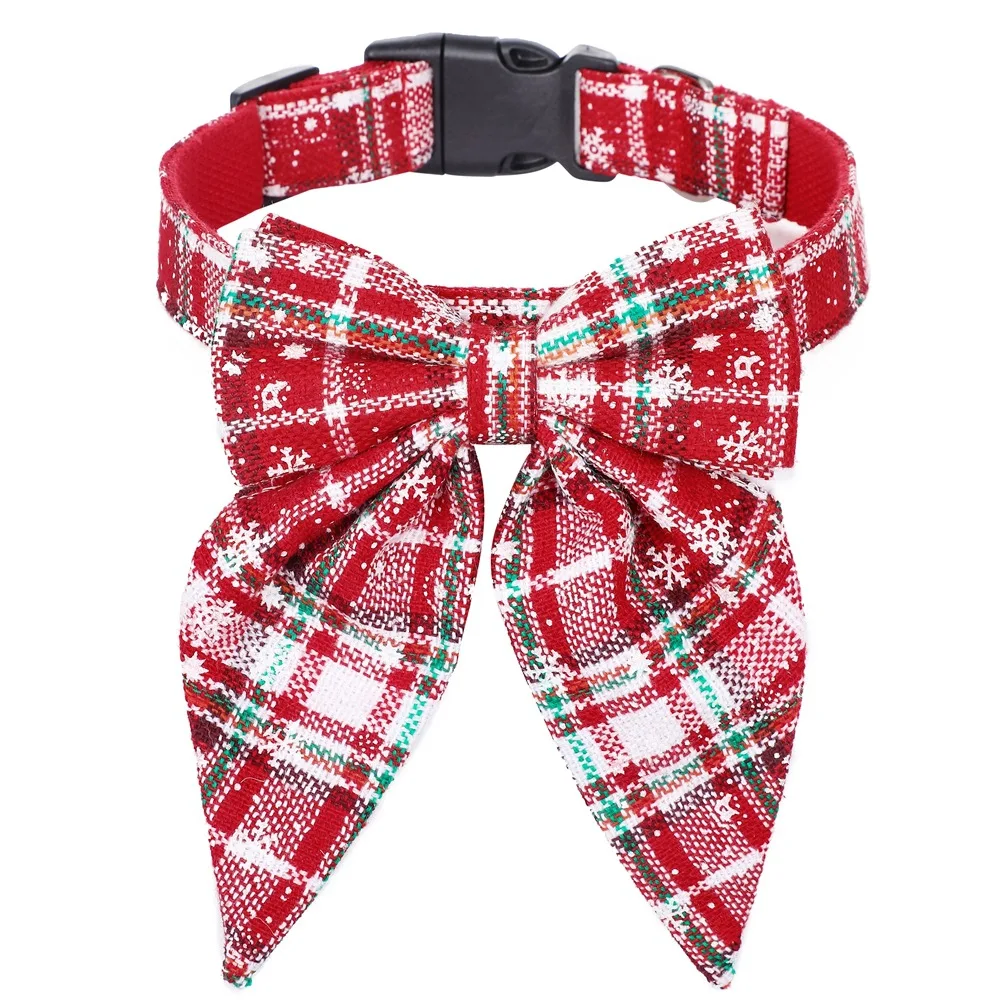 Perro con collar decorativo navideño de copo de nieve