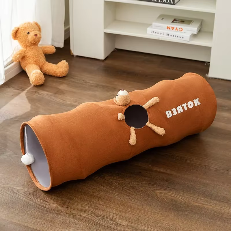Túnel de juego plegable para gatos desplegado en el suelo