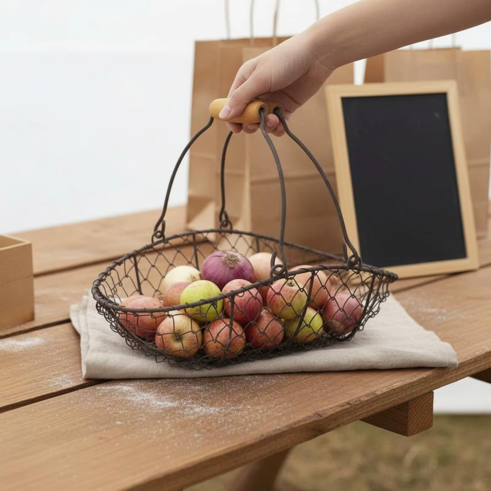 Cesta de malla metálica portátil con asas de madera para pájaros