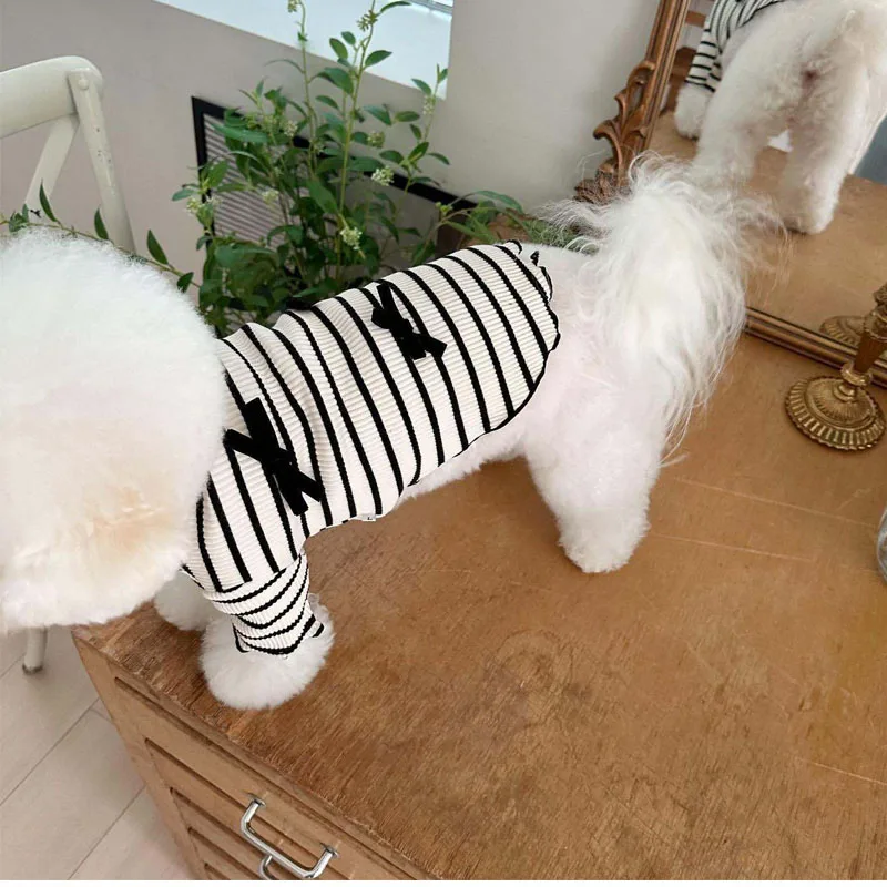 Vestido con capucha a rayas y lazo para cachorros, ropa para parejas de mascotas, ropa para perros pequeños, sudadera para perros Chihuahua y Poodle, prendas de vestir - Modelo usando la prenda