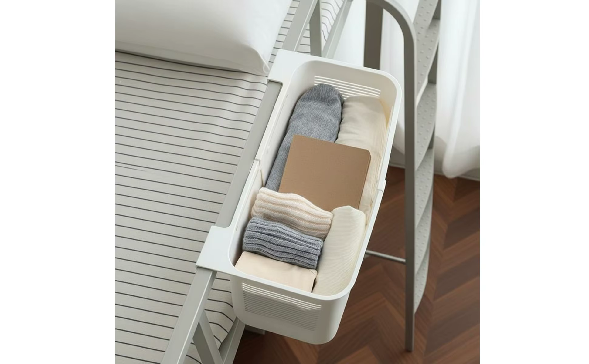 Detalle del soporte con gancho para colocar junto a la cama