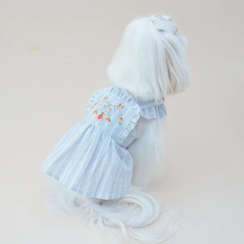 Detalle de bordados en vestido para perro pequeño