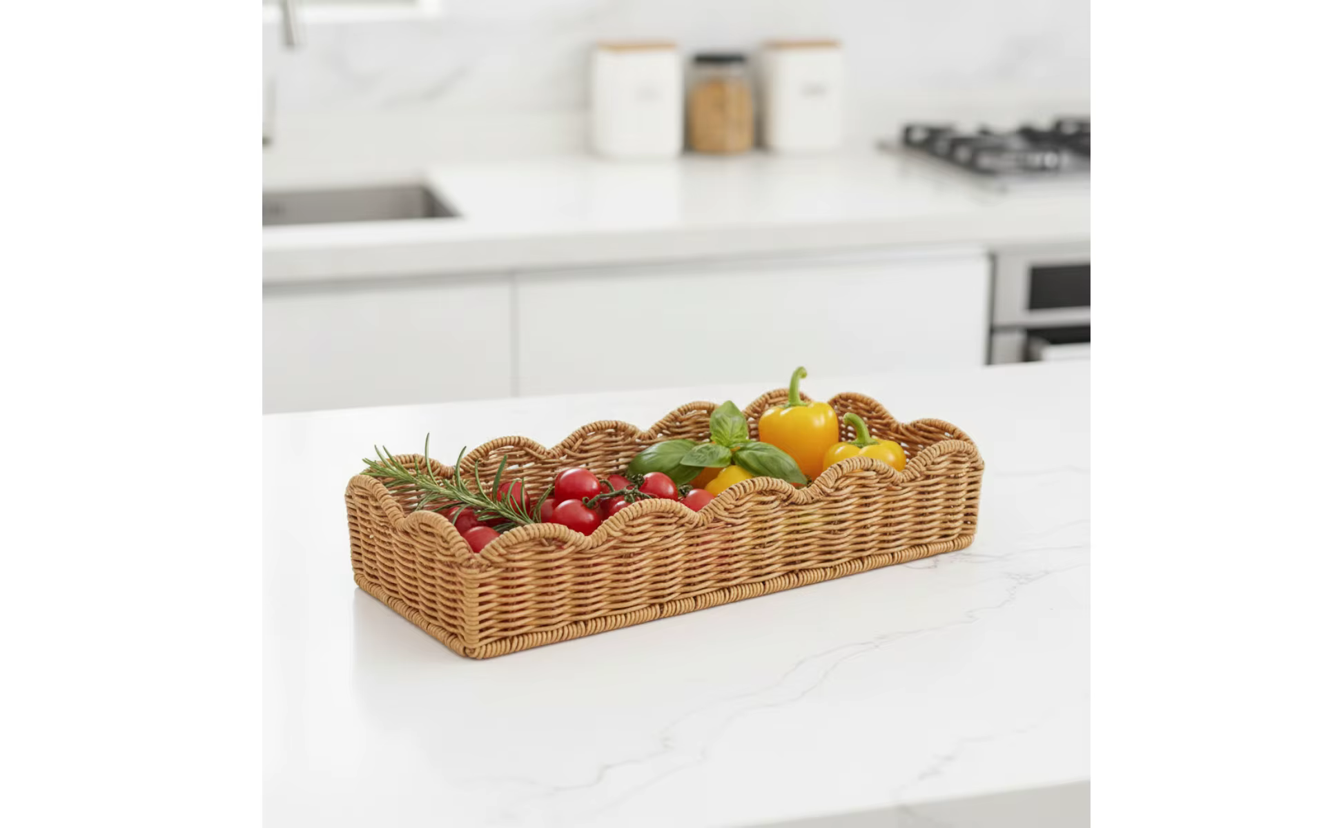 Cesta organizadora rectangular en superficie de madera clara