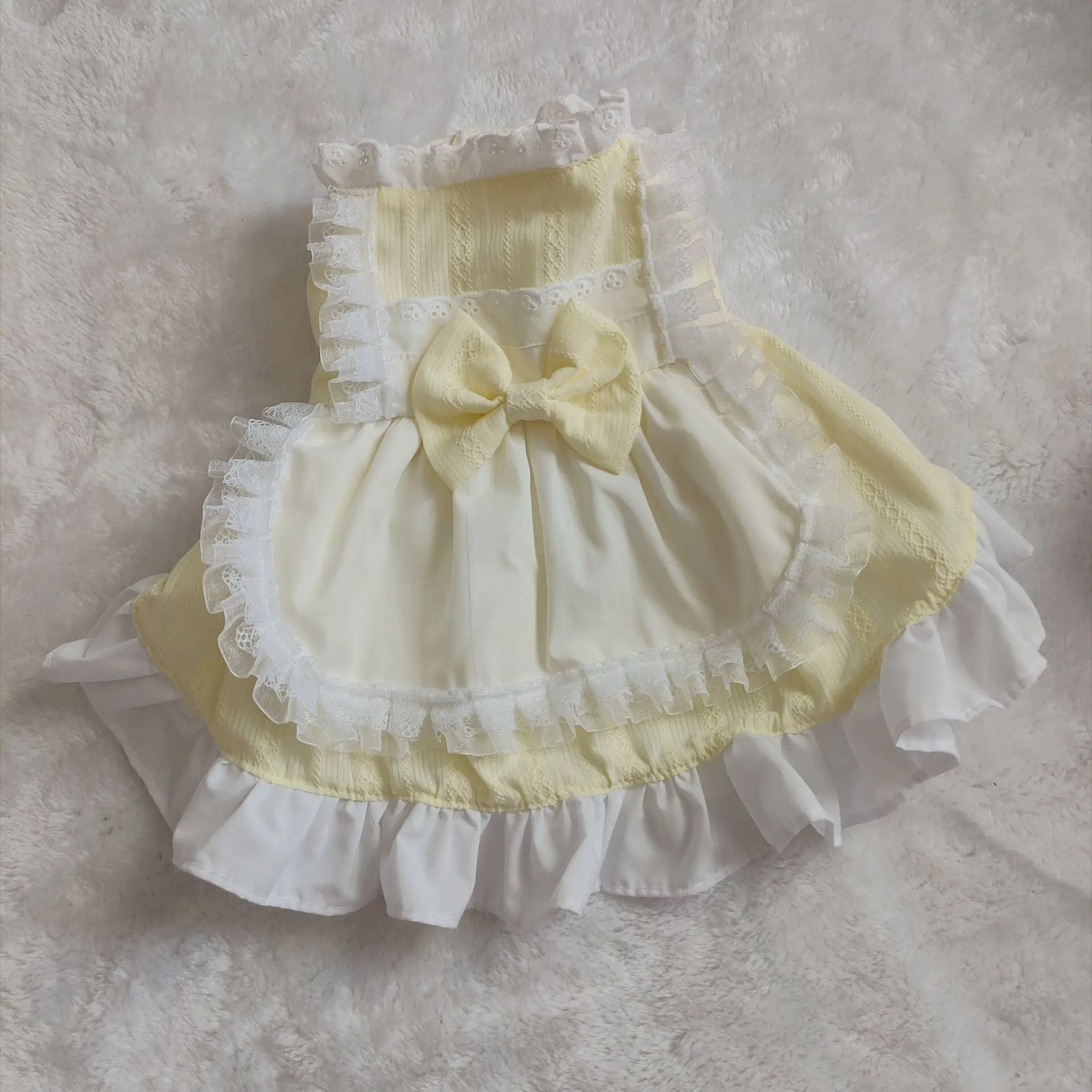 Mascota con vestido de encaje