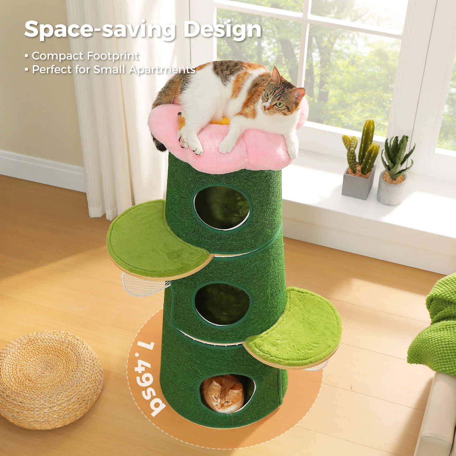 Vista general del árbol para gatos en un salón moderno