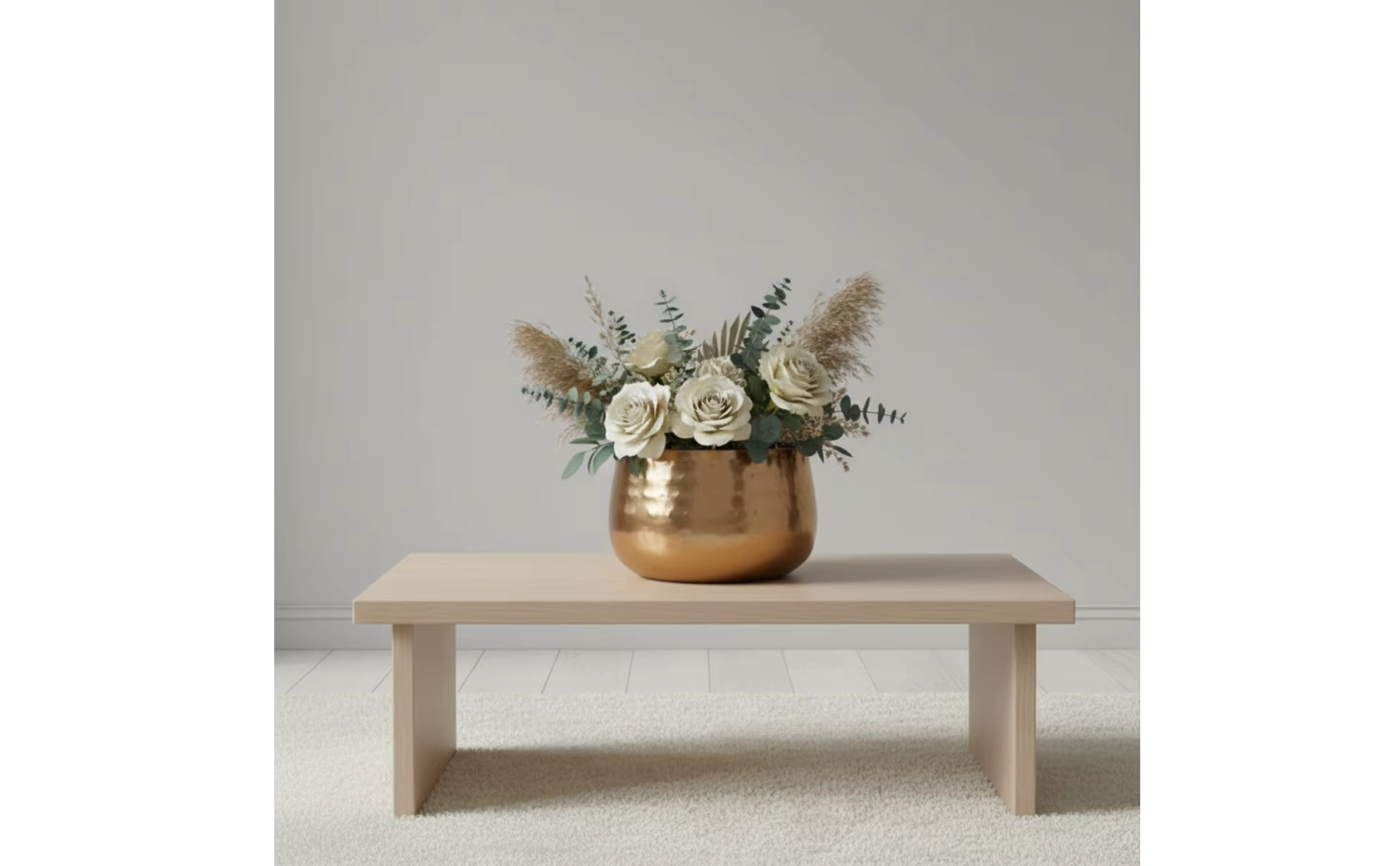 Macetero redondo de hierro como centro de mesa con arreglo floral