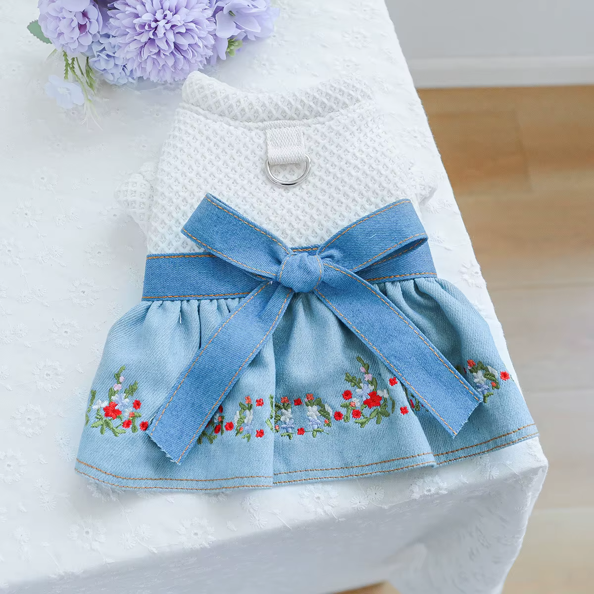 Vestido Vaquero Bordado para Perro Pequeño con Lazo y Flores - imagen 2