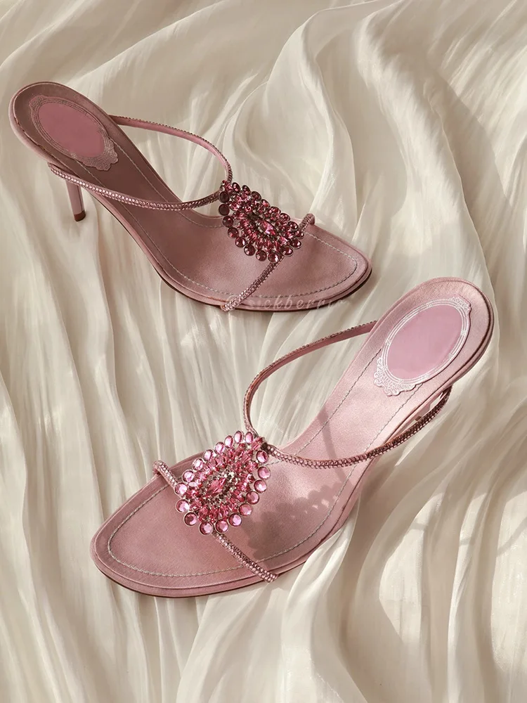 Detalle de diamantes en sandalias TULX