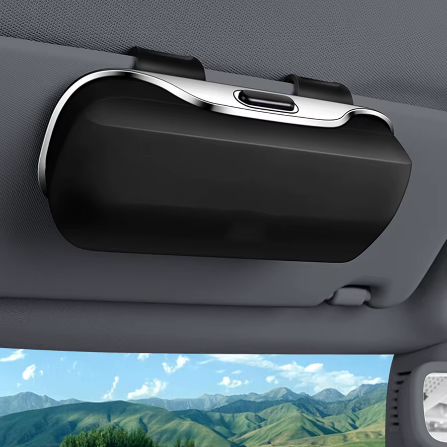 Soporte para gafas instalado en el parasol del coche