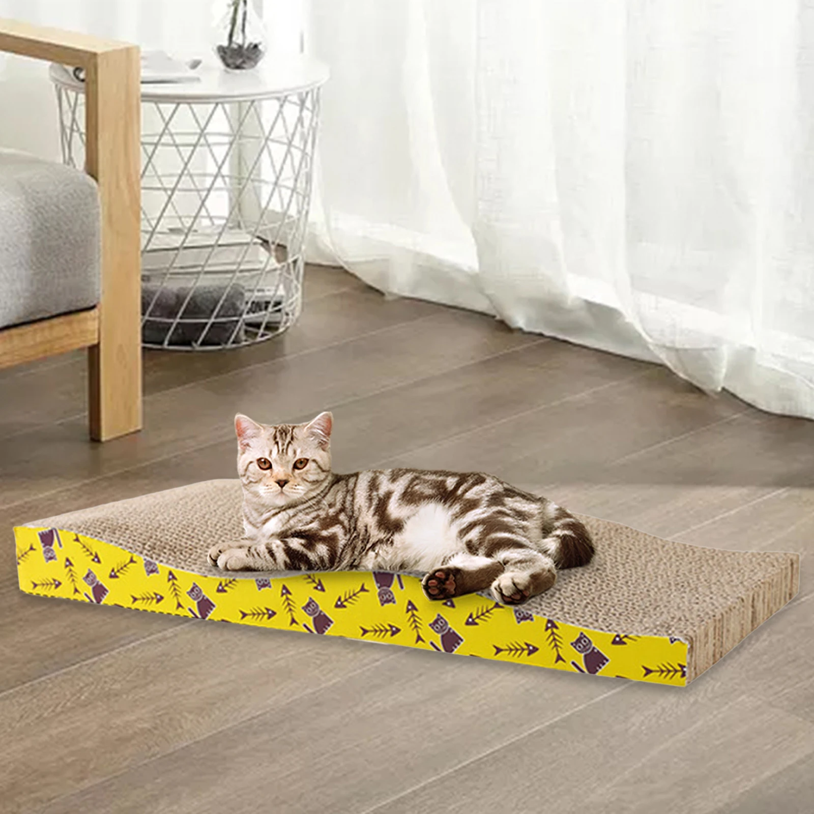 Gato descansando sobre el rascador en postura de cama