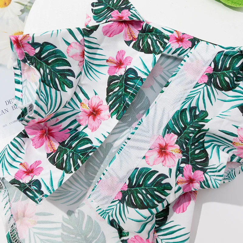 Camisa hawaiana para perro en contexto de playa
