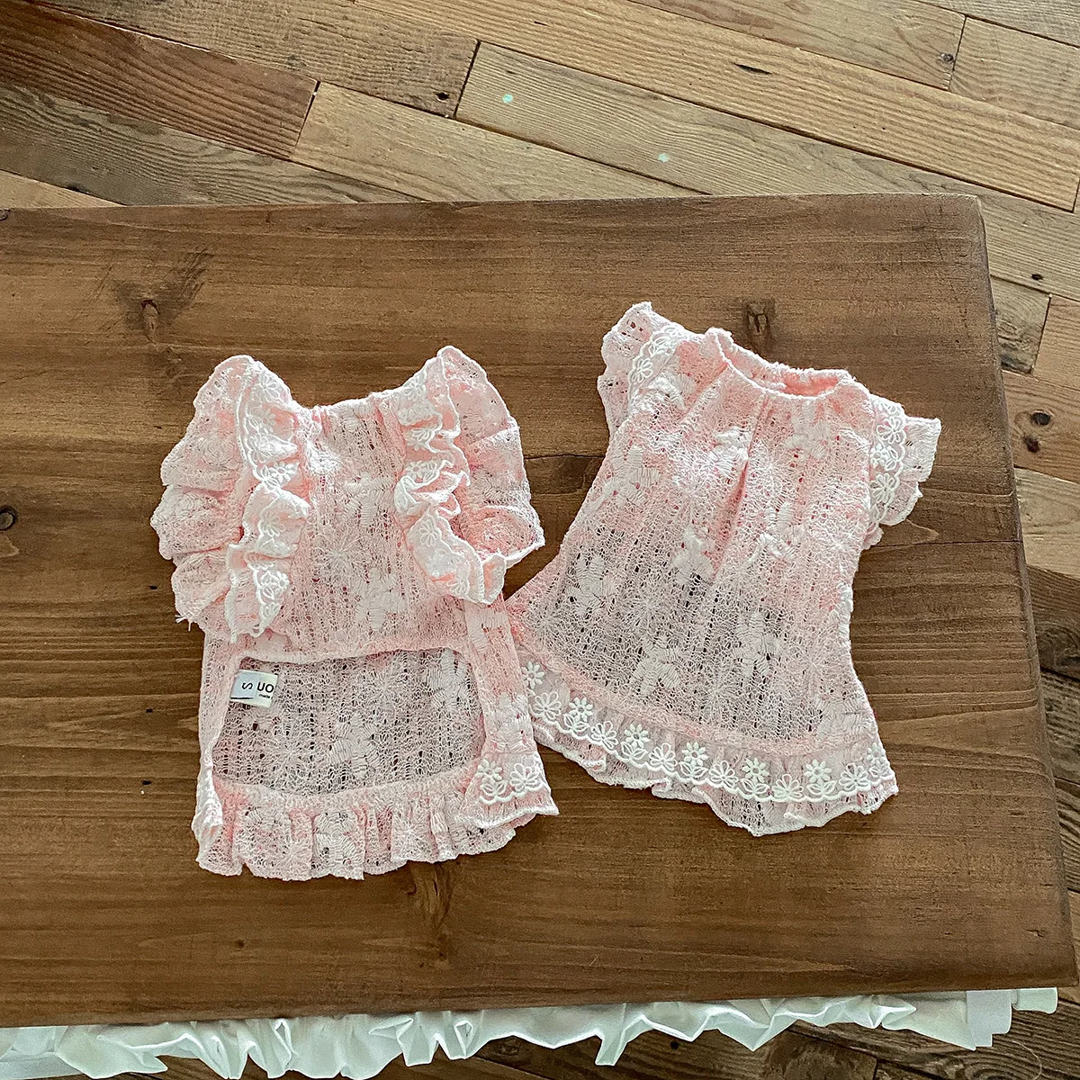 Detalle del encaje transpirable del vestido