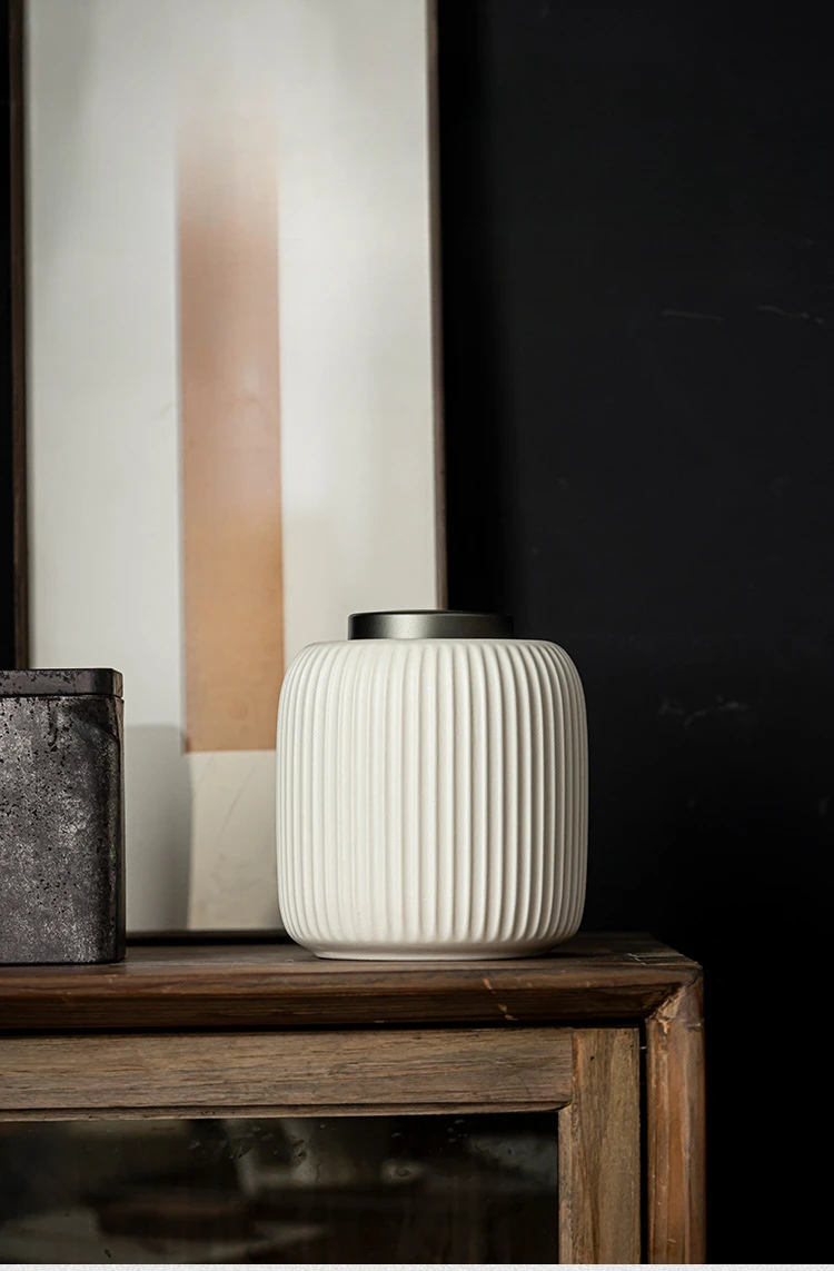 Urna con tapera y detalle de textura