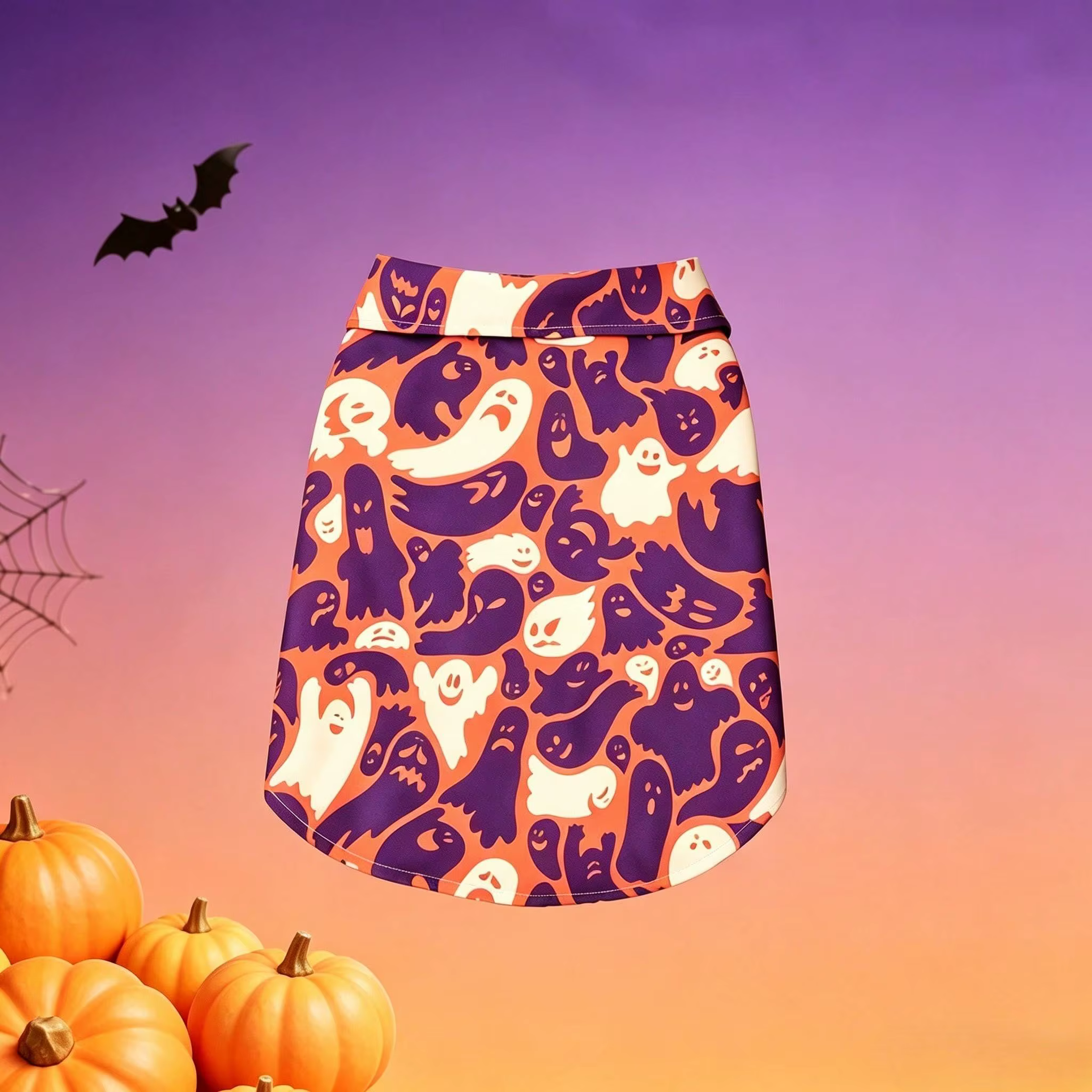 Detalle del estampado con motivos de calabaza, araña y búho en la camiseta