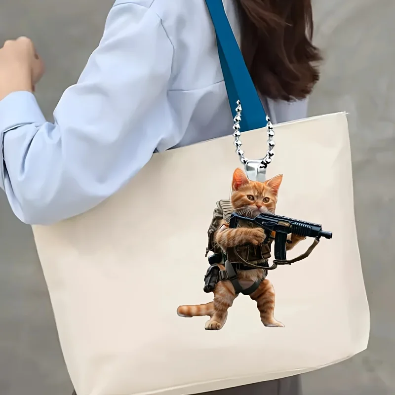 Ejemplo de llavero acrílico de gatito decorando un bolso