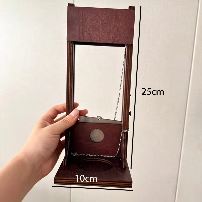 Cortador de guillotina de madera en contexto de mesa de regalo