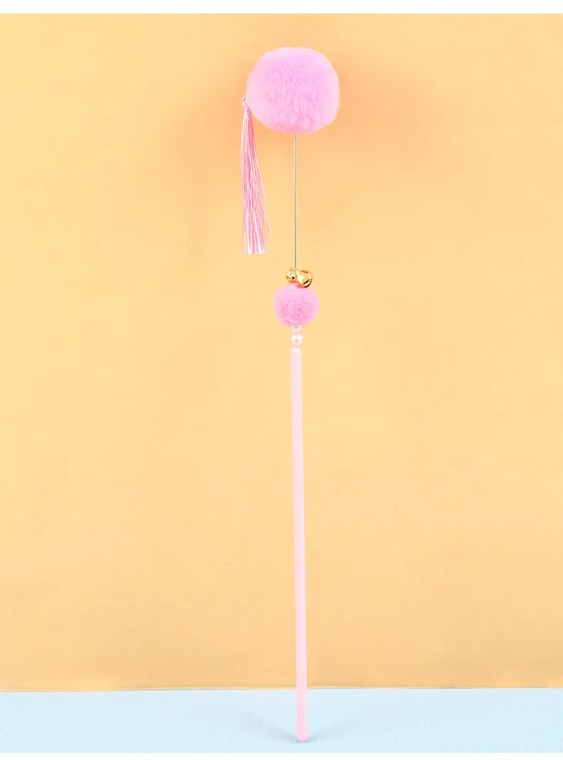 Detalle de la bola de piel y la borla de hada