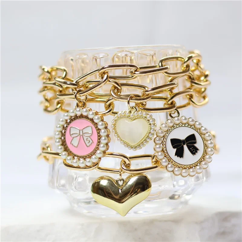 Detalle del colgante de corazón con lazo del collar
