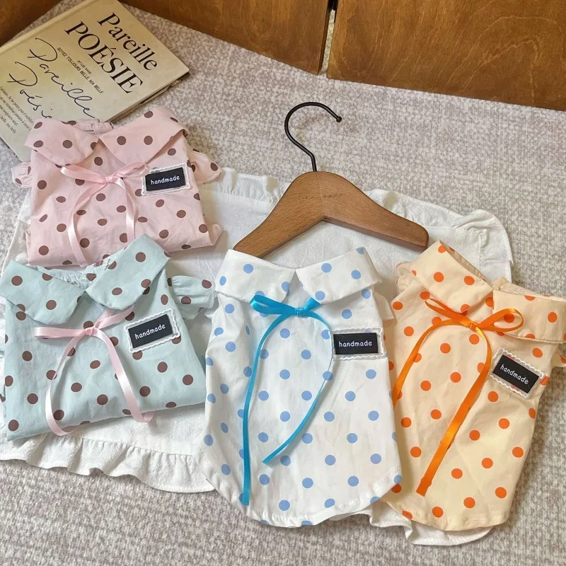 Camiseta con botones abiertos para ajustar el contorno