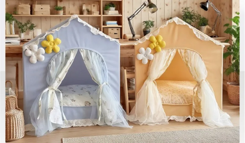 Vista frontal de la casa de encaje para mascotas con cortinas de malla