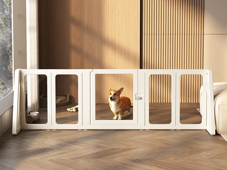 Vista frontal de la valla transparente para perros mostrando su diseño modular