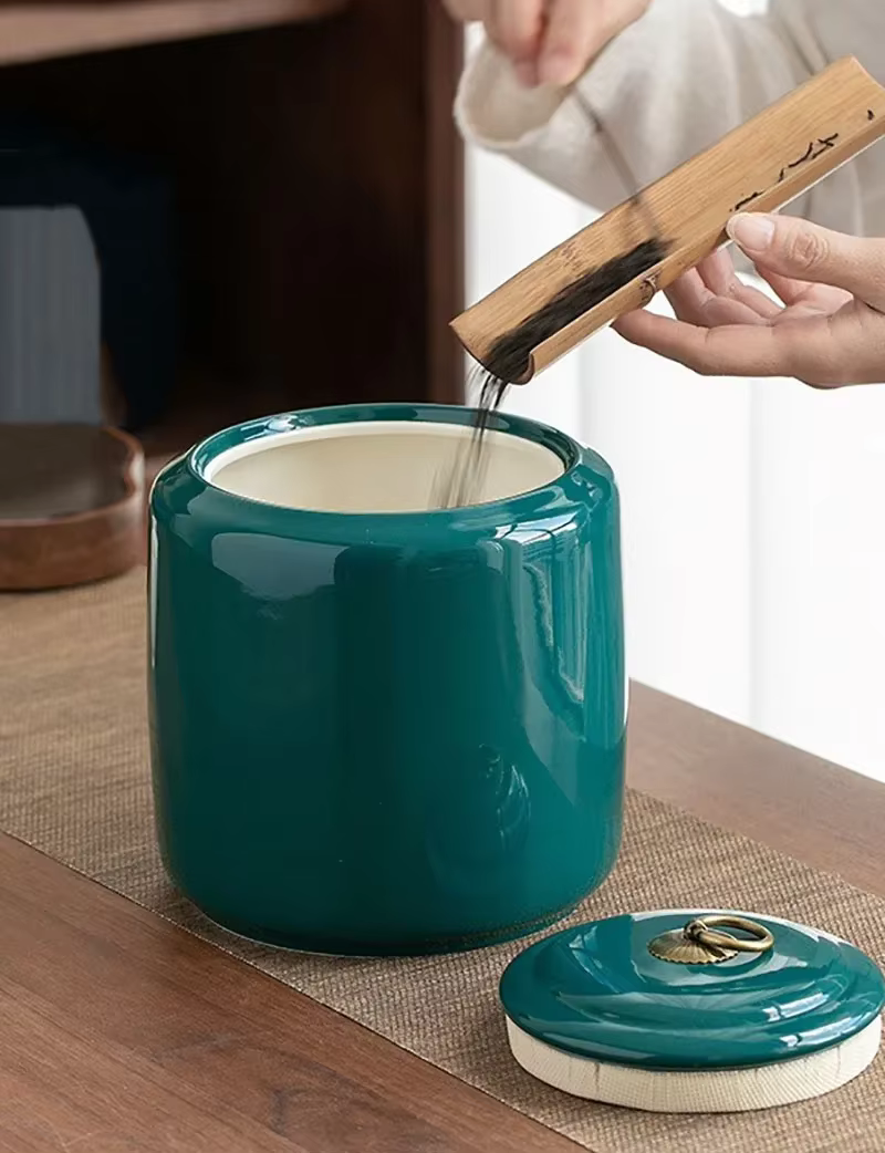 Urna de cerámica en context de salón como elemento decorativo