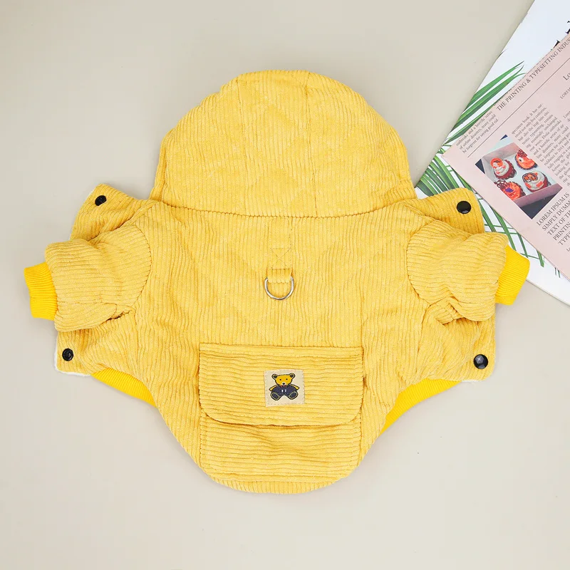 Detalle de capucha y bolsillo