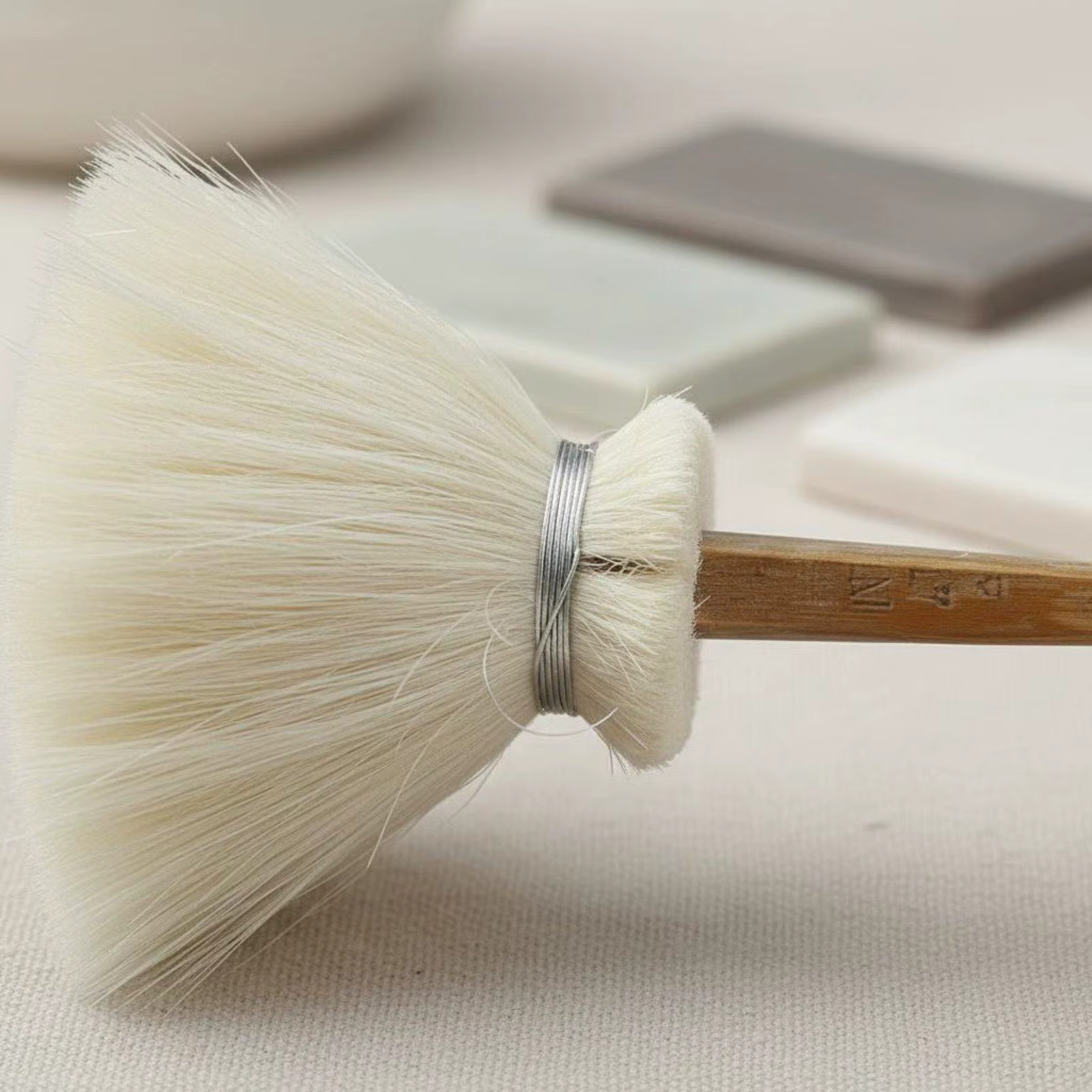 Pincel para pintar cerámica con gran capacidad de carga de pintura