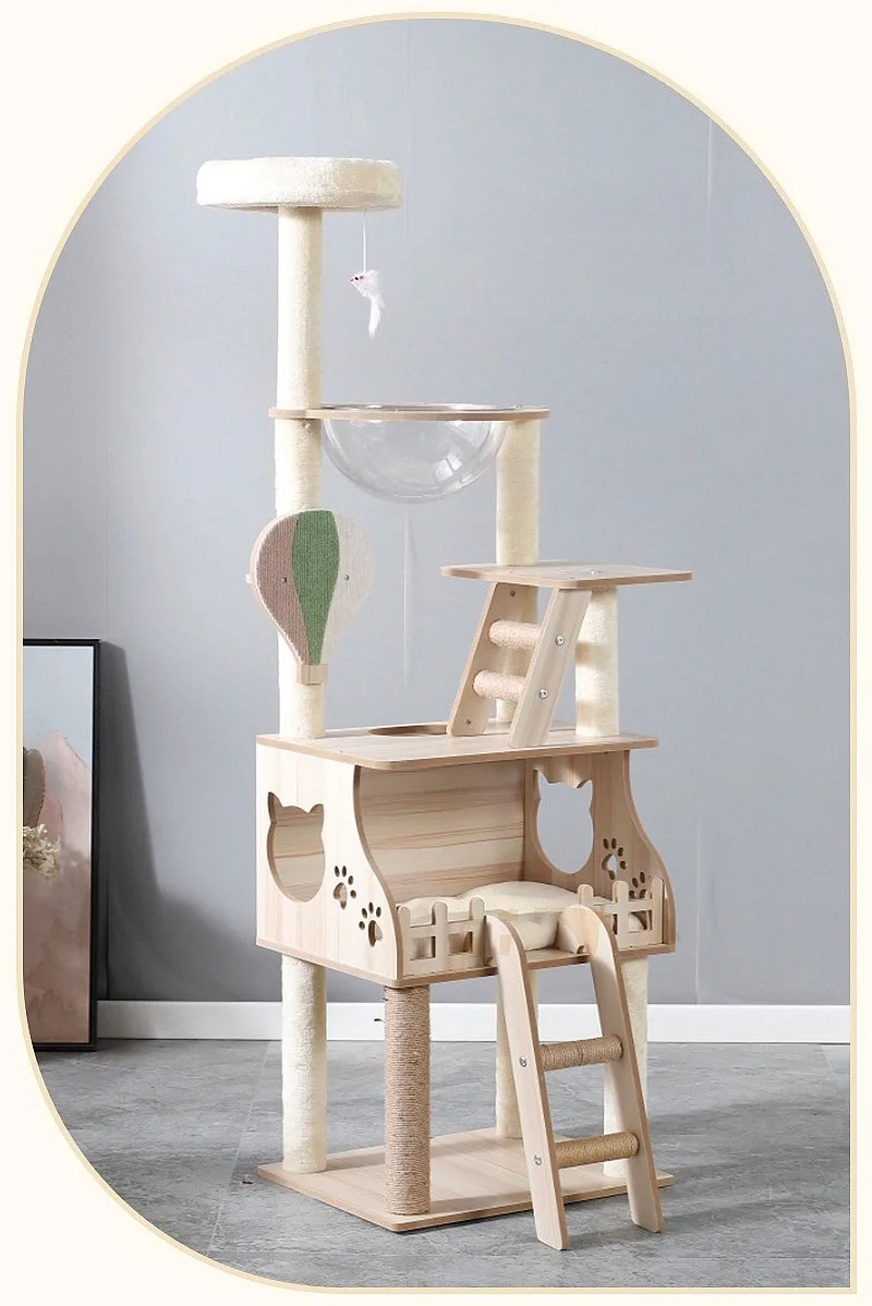 Vista frontal del árbol de lujo para gatos