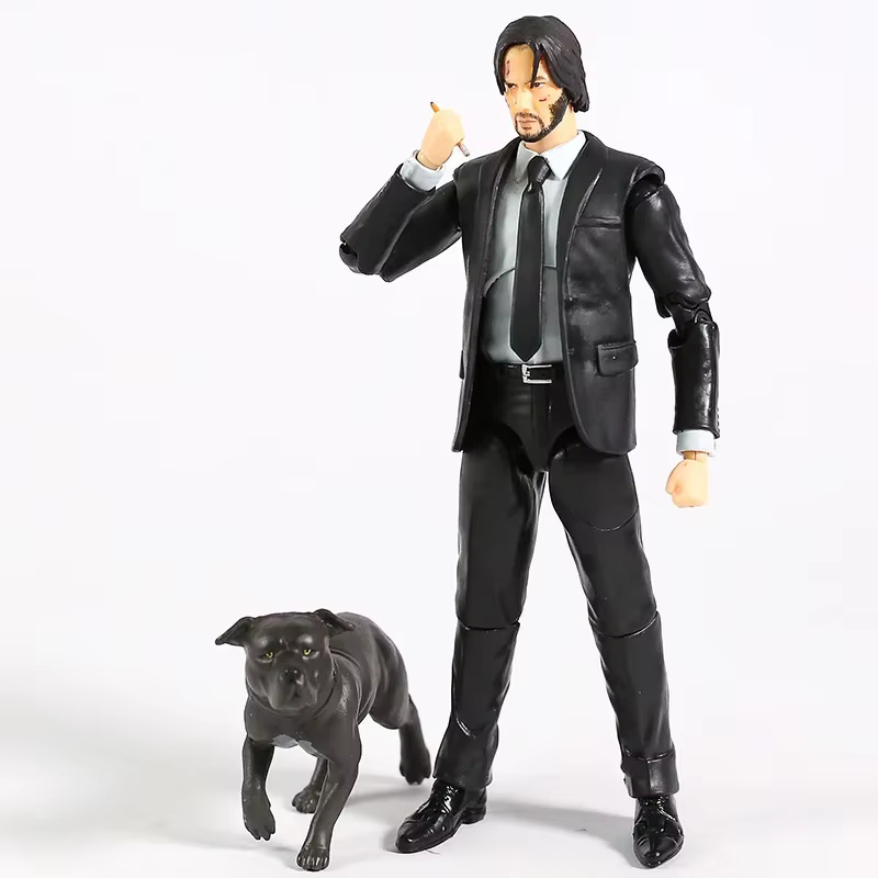Vista lateral de la figura articulada de John Wick Mafex 085 sobre superficie de exhibición