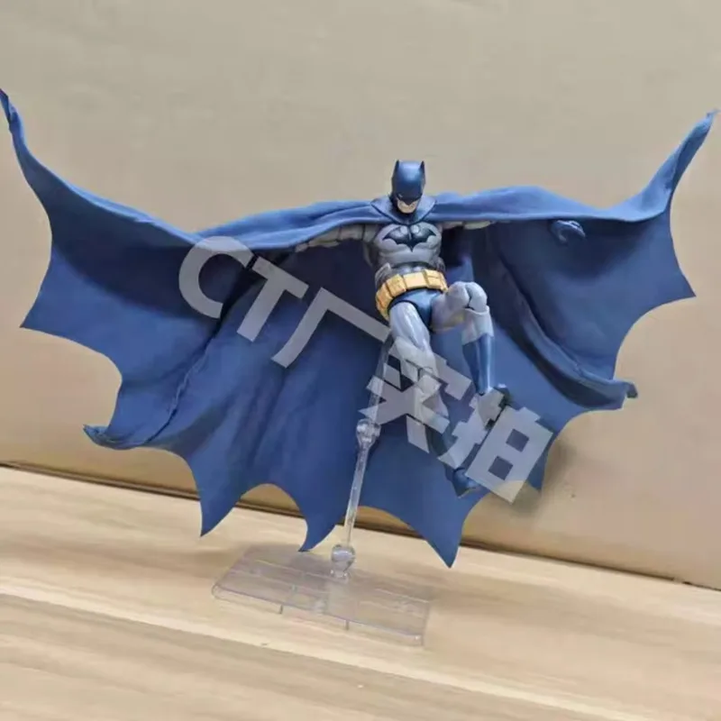 Figura Coleccionable Batman Hush Mafex DC – Versión Azul CT Factory - imagen 5